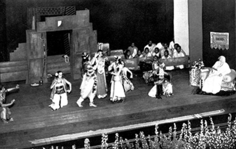 কলকাতা নিউ এম্পায়ার থিয়েটাওে ১৯৩৬ সালে নৃত্যনাট্য চিত্রাঙ্গদা উপভোগরত রবীন্দ্রনাথ